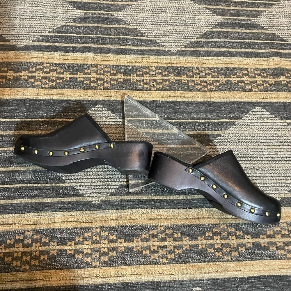 Black leather wooden clogs with gold studs - Picture 5 of 7